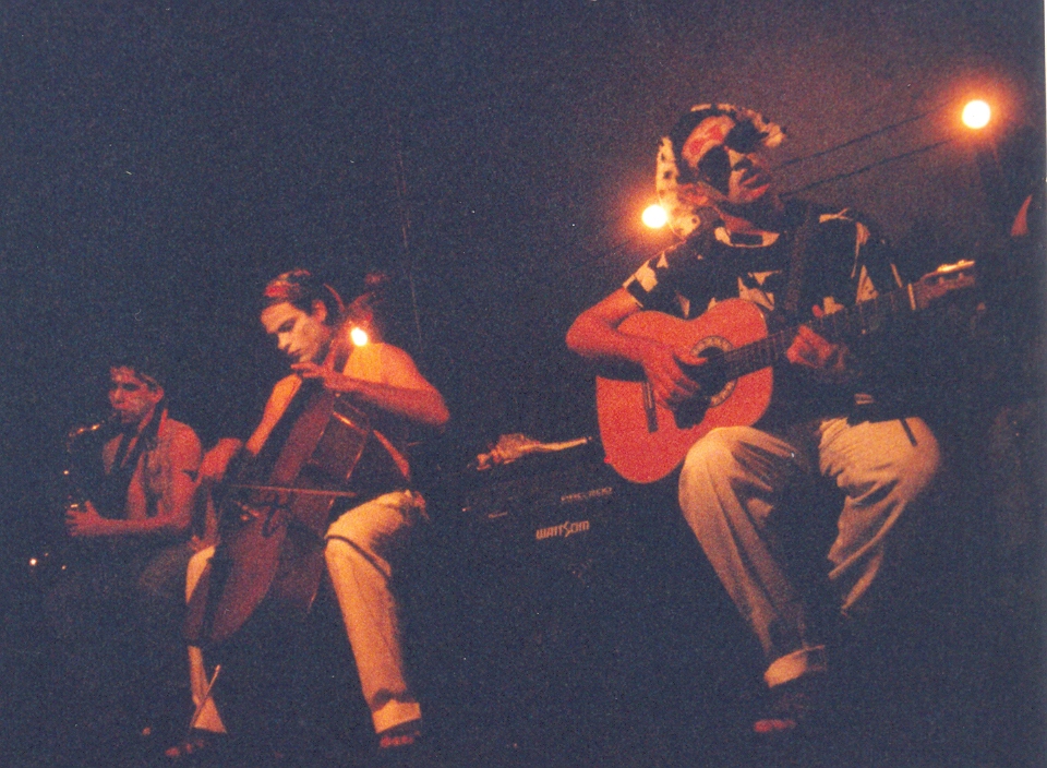 Trilha sonora ao vivo de Maravilhosa Orlando (1999), executada pelos músicos Denis Chaves, Moisés Levy, Márcio Macedo e Diogo Marques. Fotografia do acervo de Wlad Lima. Autor não identificado.